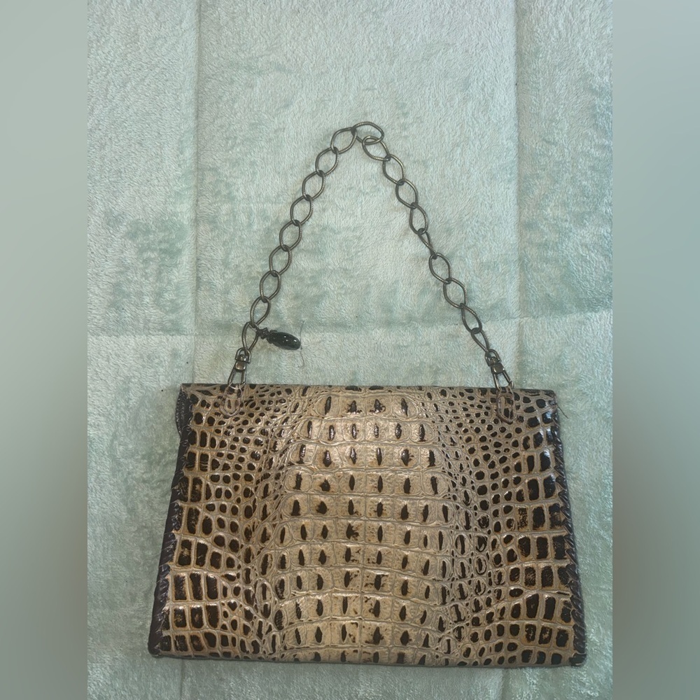 Elegant Crocodile Patterned Tan Handbag - Picture 6 of 11